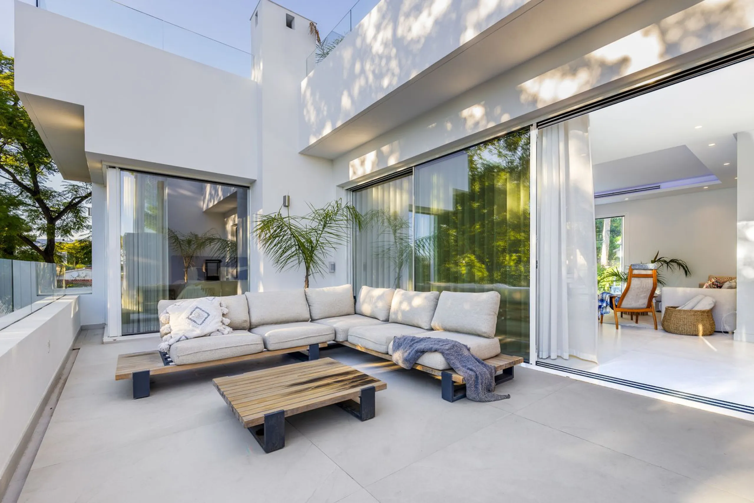 Modern Luxury in Lower Nueva Andalucía – An ideal family home!