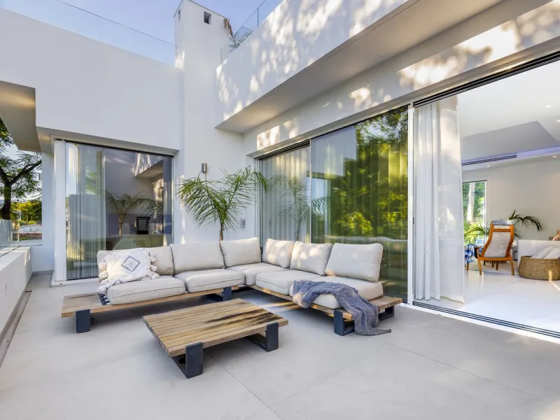 Modern Luxury in Lower Nueva Andalucía – An ideal family home!
