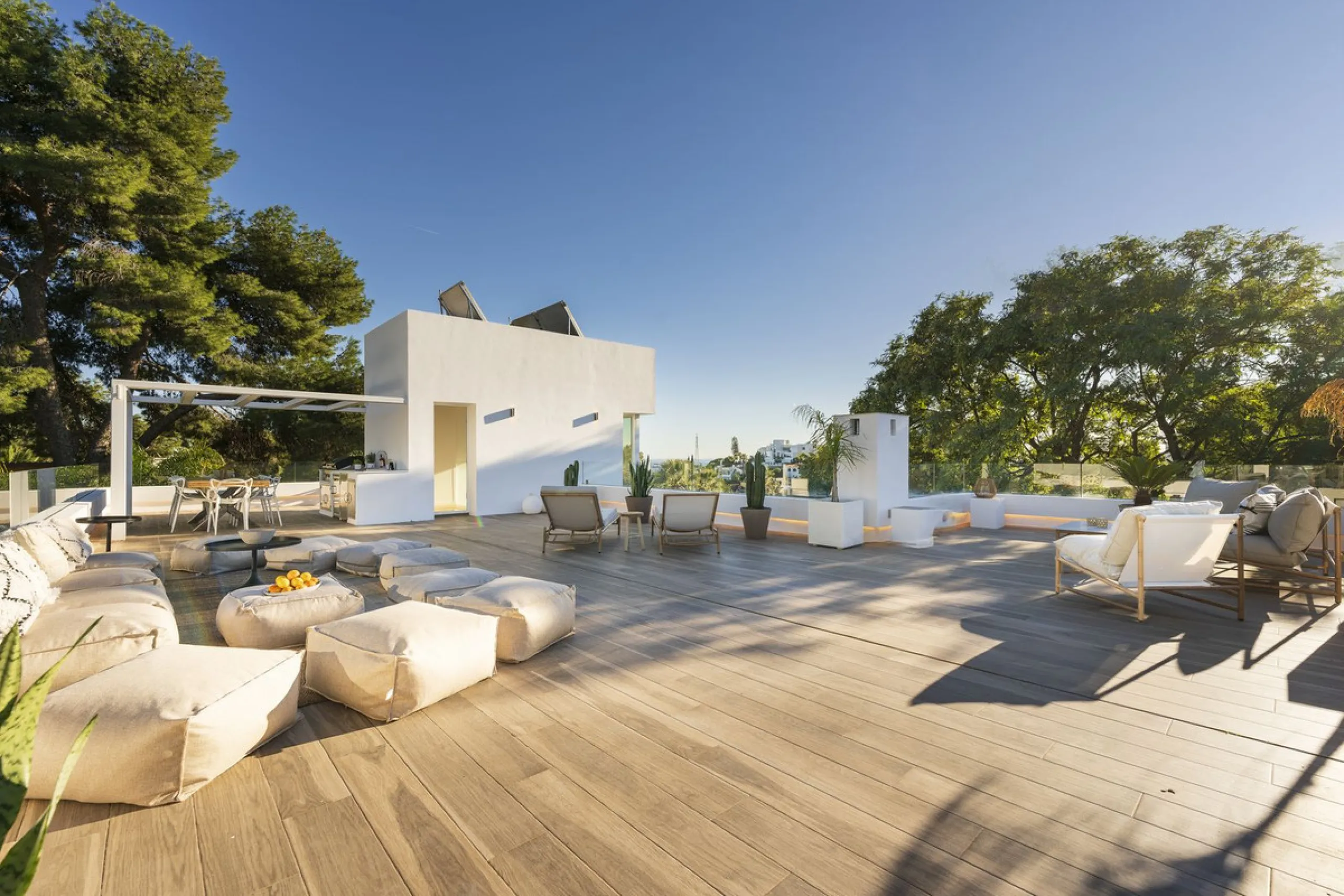 Modern Luxury in Lower Nueva Andalucía – An ideal family home!
