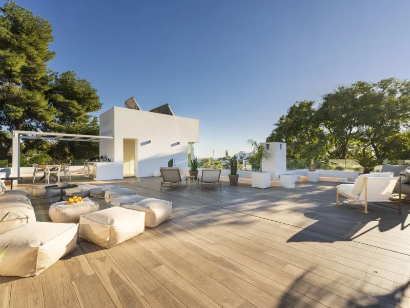 Modern Luxury in Lower Nueva Andalucía – An ideal family home!