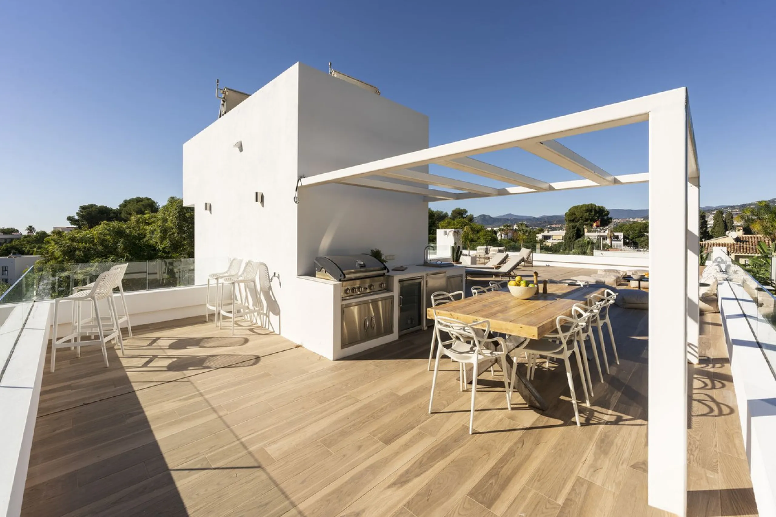 Modern Luxury in Lower Nueva Andalucía – An ideal family home!
