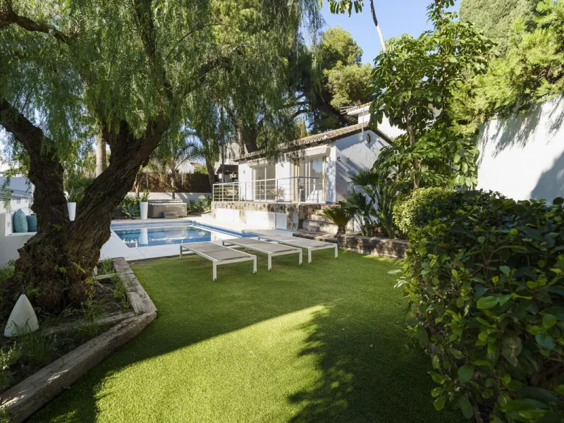 Modern Luxury in Lower Nueva Andalucía – An ideal family home!