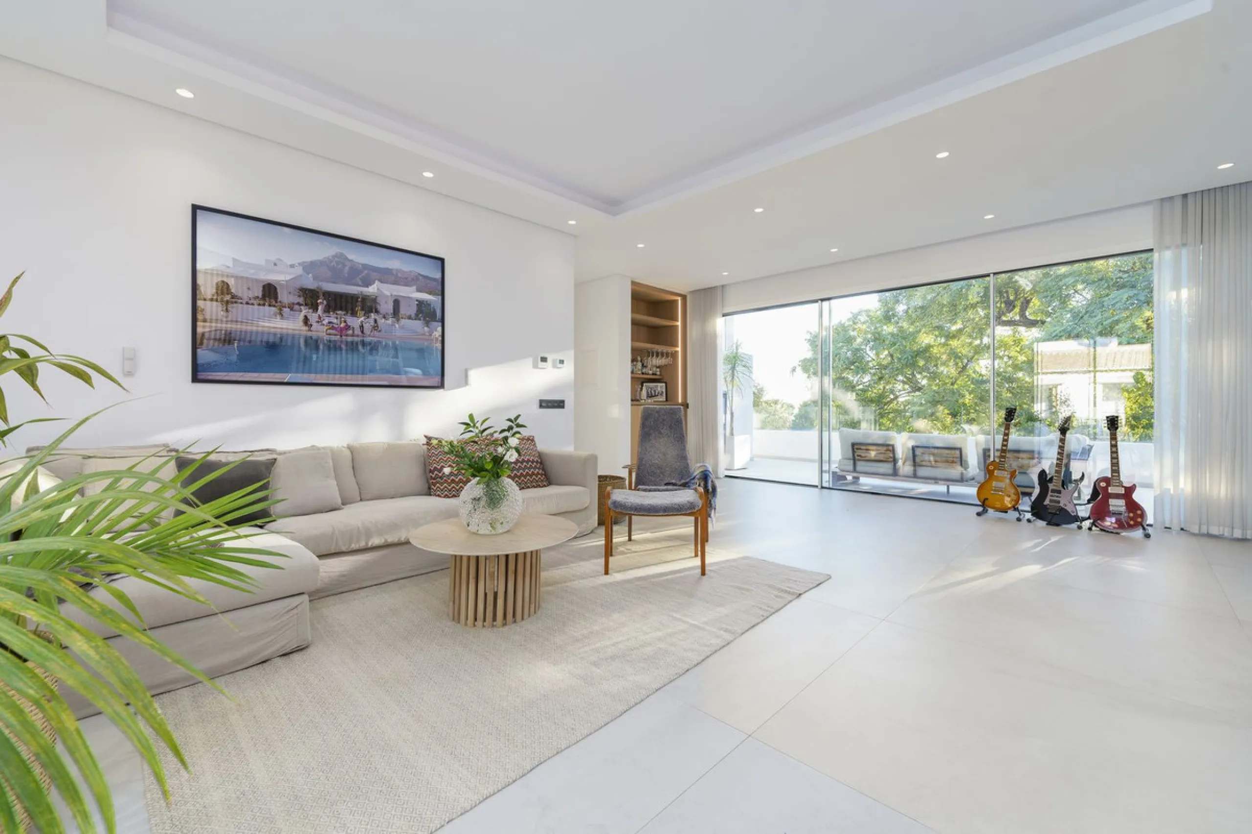Modern Luxury in Lower Nueva Andalucía – An ideal family home!