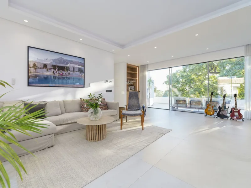 Modern Luxury in Lower Nueva Andalucía – An ideal family home!
