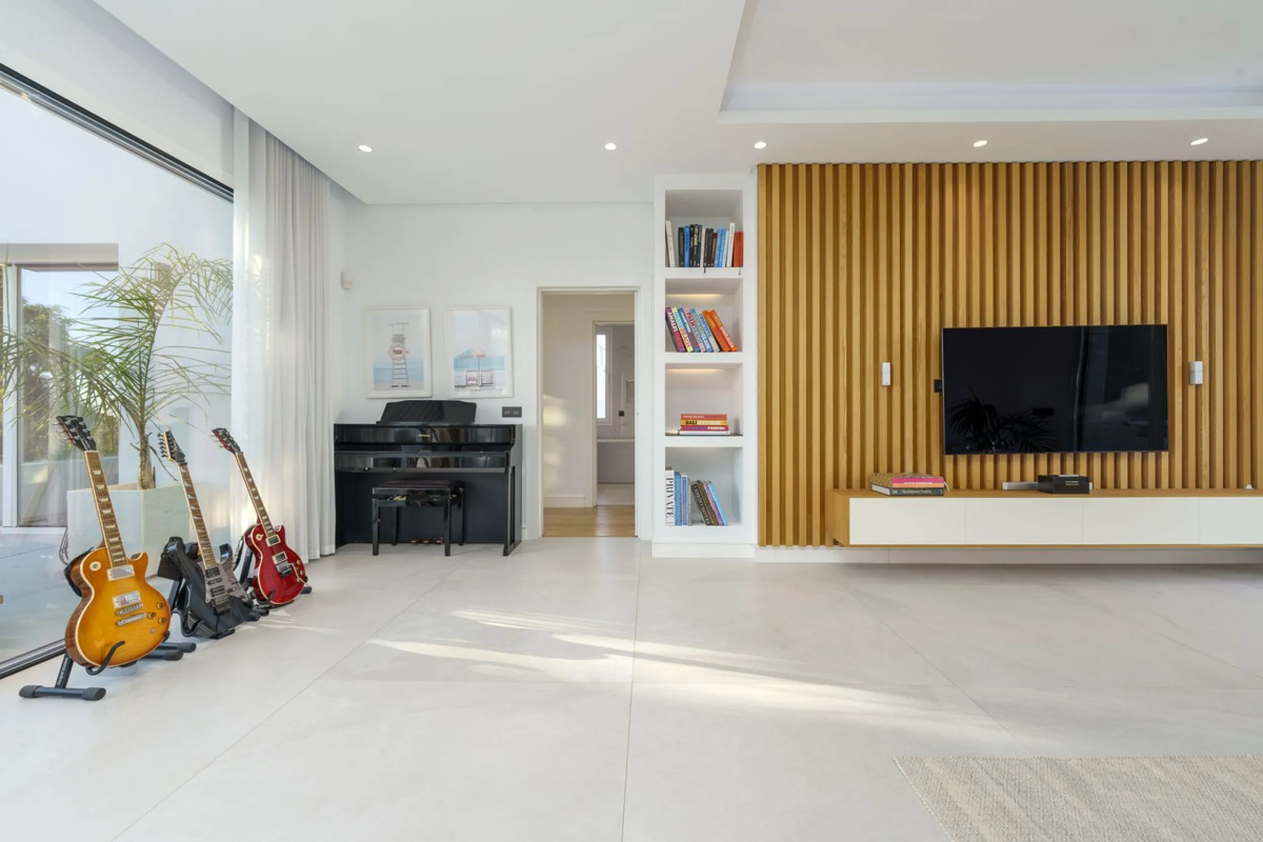 Modern Luxury in Lower Nueva Andalucía – An ideal family home!