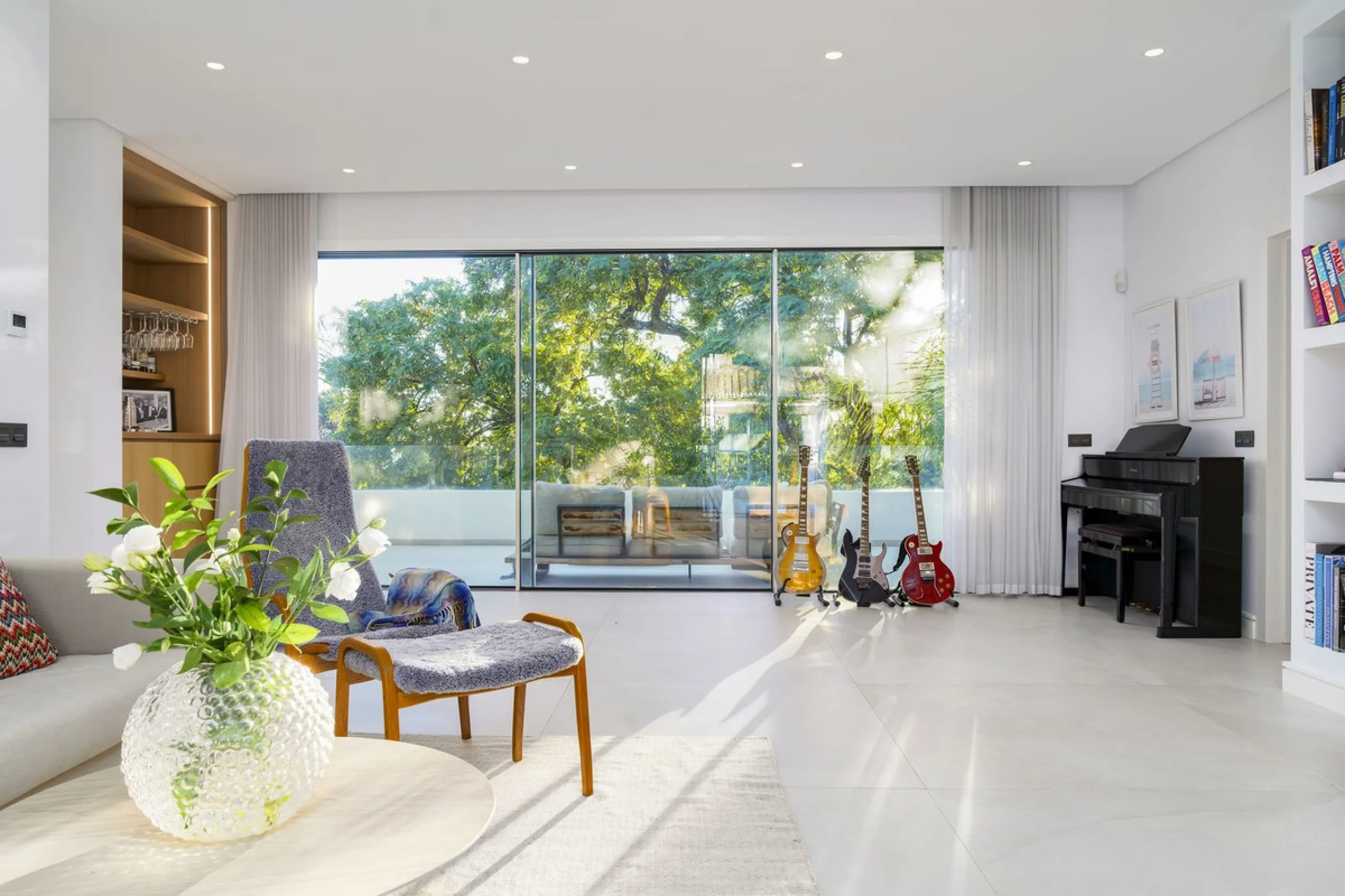 Modern Luxury in Lower Nueva Andalucía – An ideal family home!