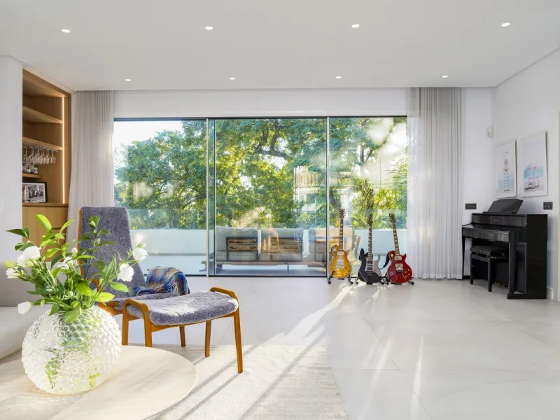 Modern Luxury in Lower Nueva Andalucía – An ideal family home!