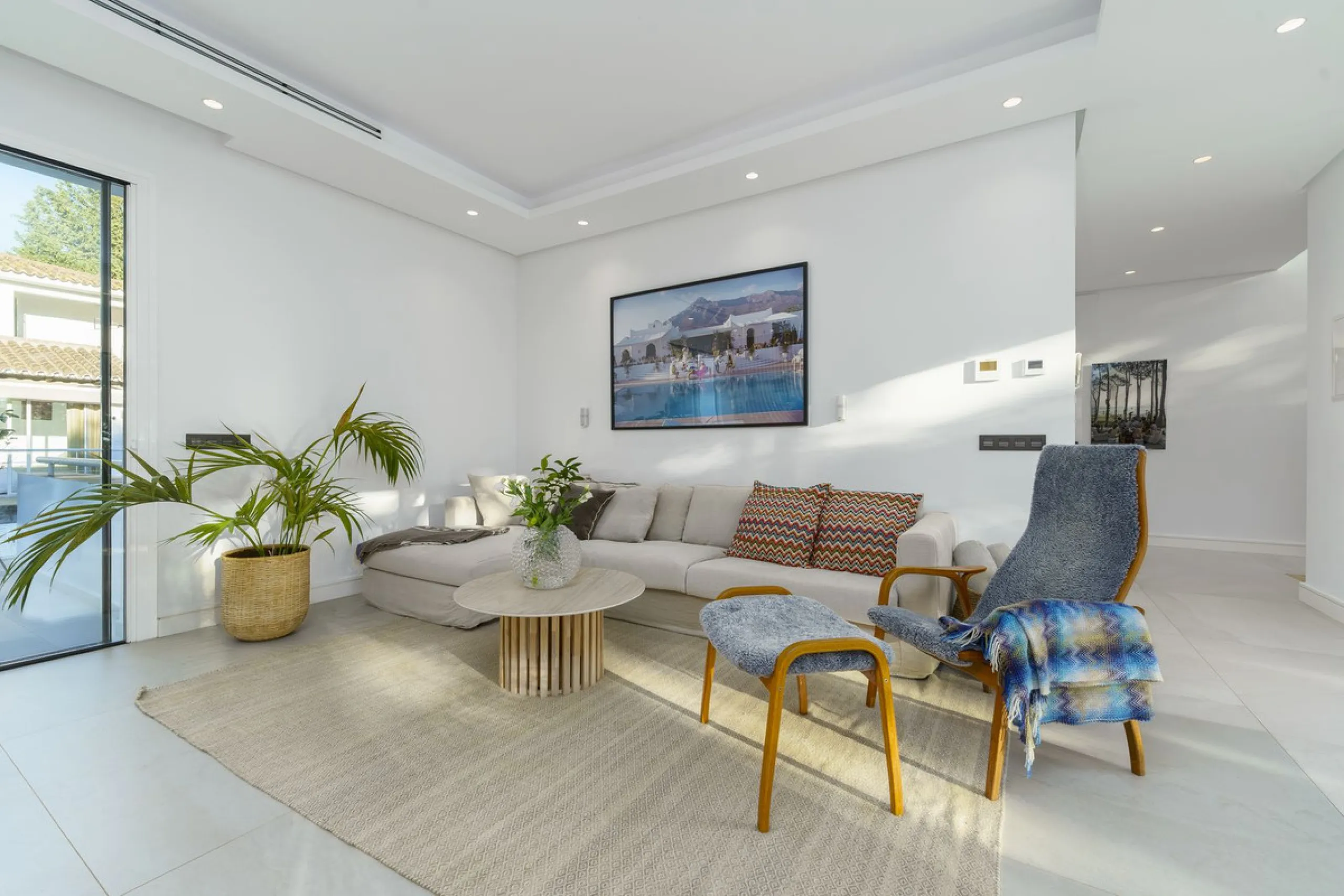 Modern Luxury in Lower Nueva Andalucía – An ideal family home!