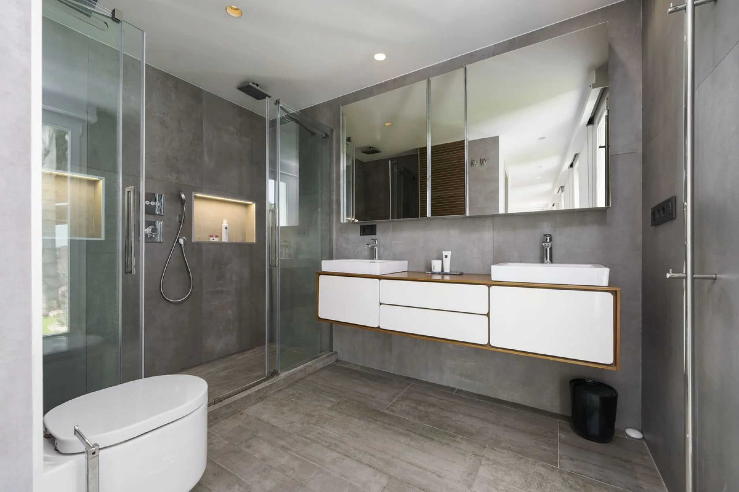 Modern Luxury in Lower Nueva Andalucía – An ideal family home!