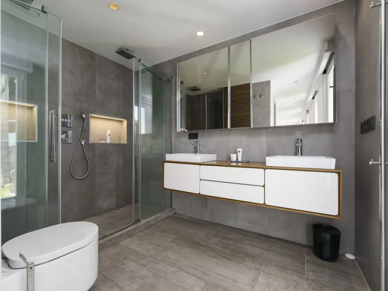 Modern Luxury in Lower Nueva Andalucía – An ideal family home!