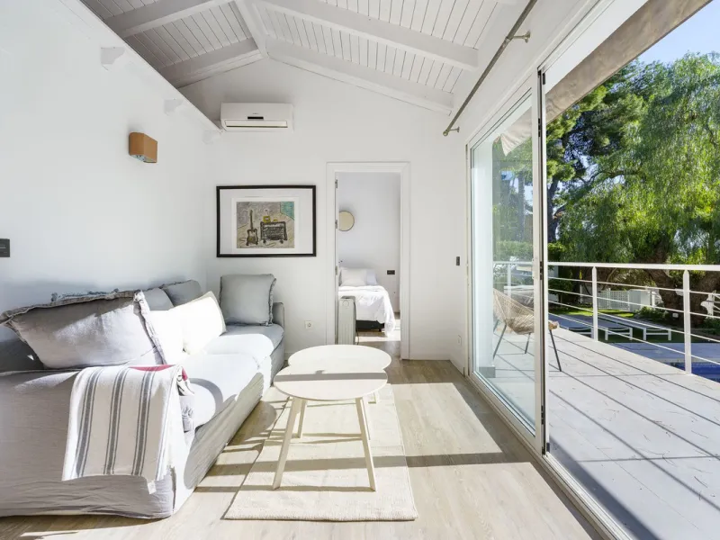 Modern Luxury in Lower Nueva Andalucía – An ideal family home!