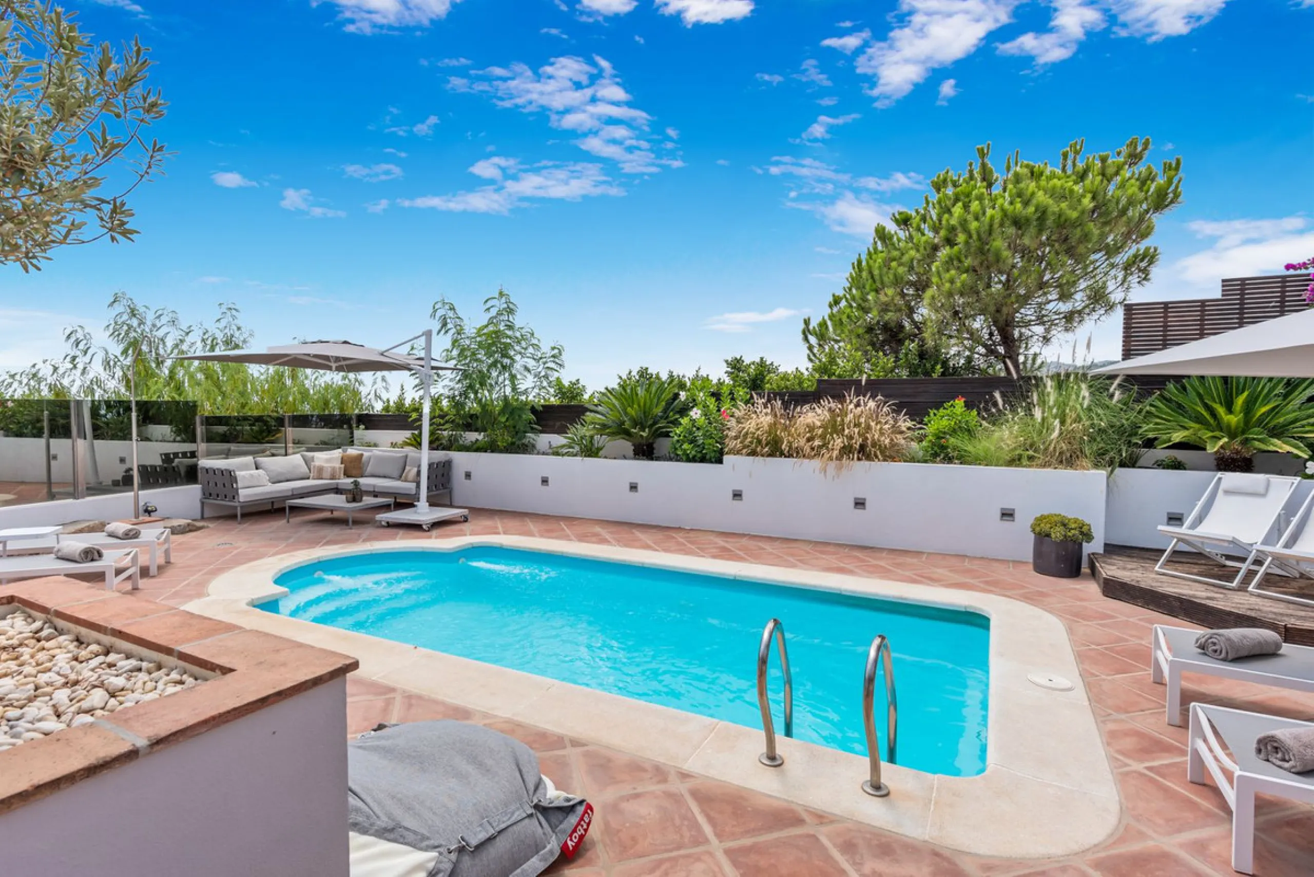 House - Townhouse в продаже в Benahavís, Málaga. В доме 5 спален и 6 ванных комнат. Площадь дома 308 м². Площадь участка 181 м²