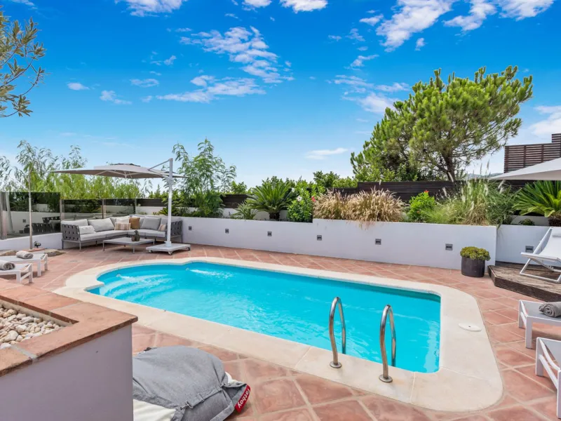 House - Townhouse в продаже в Benahavís, Málaga. В доме 5 спален и 6 ванных комнат. Площадь дома 308 м². Площадь участка 181 м²