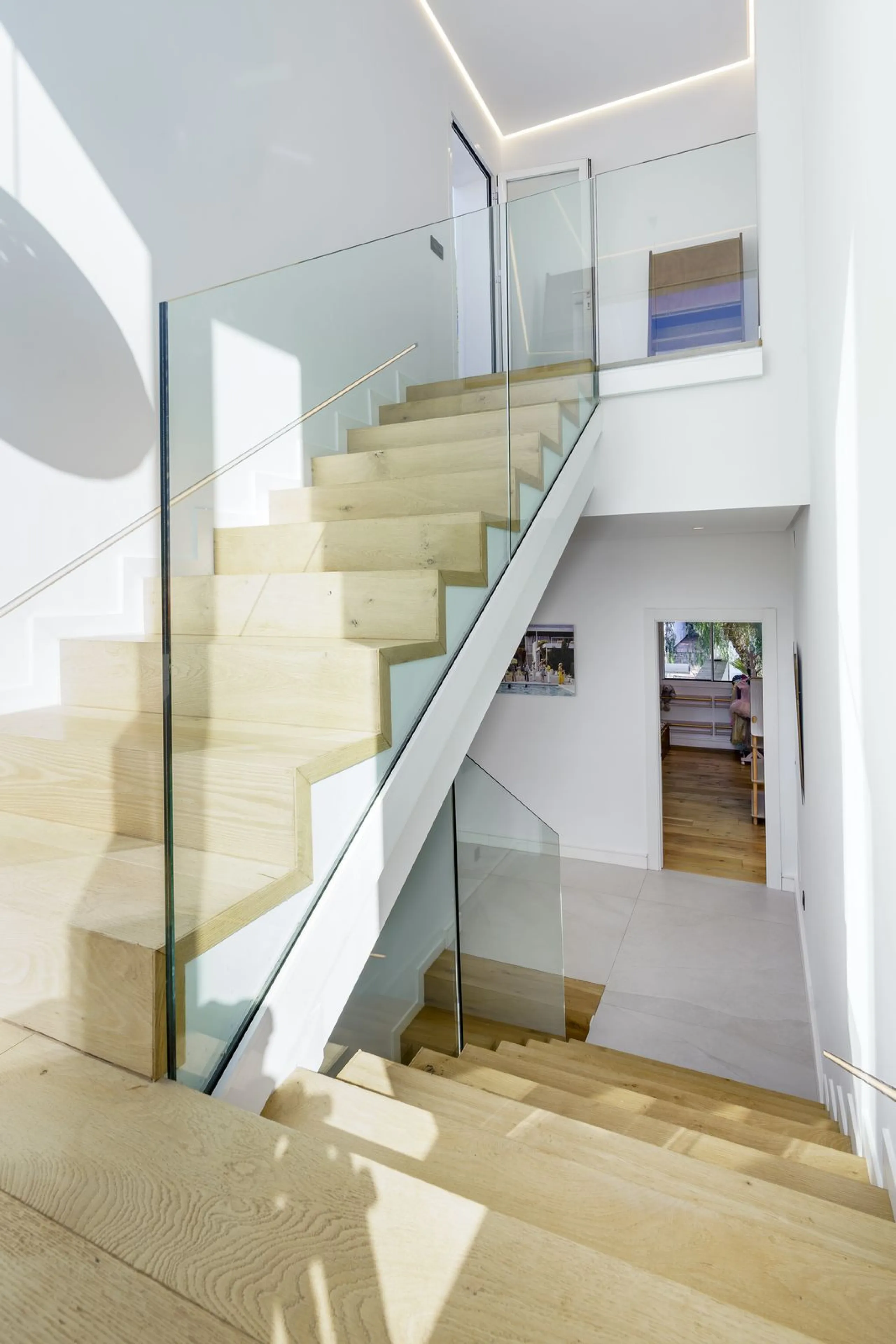 Modern Luxury in Lower Nueva Andalucía – An ideal family home!