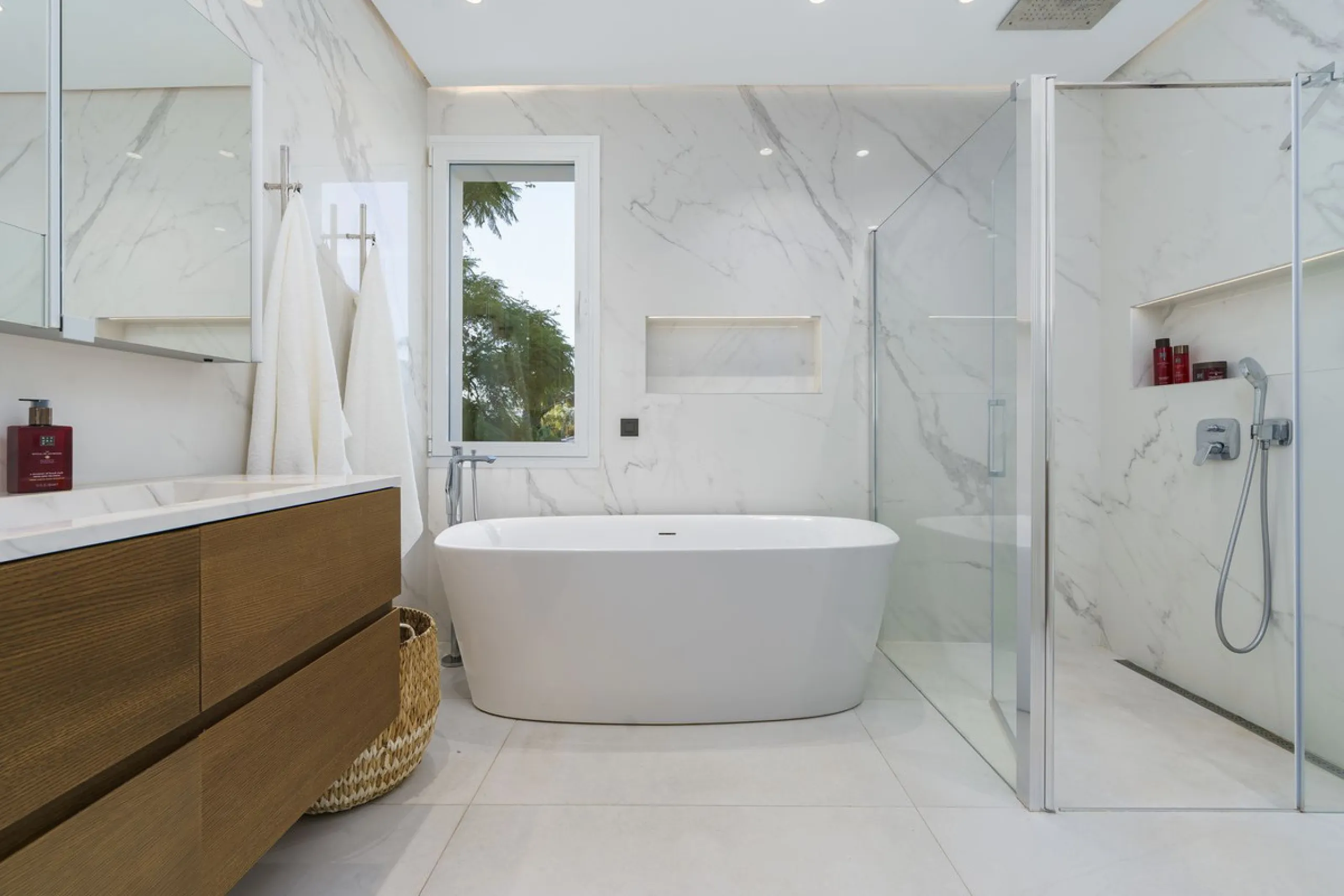 Modern Luxury in Lower Nueva Andalucía – An ideal family home!