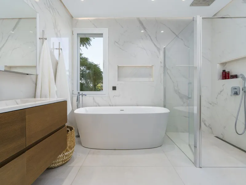 Modern Luxury in Lower Nueva Andalucía – An ideal family home!