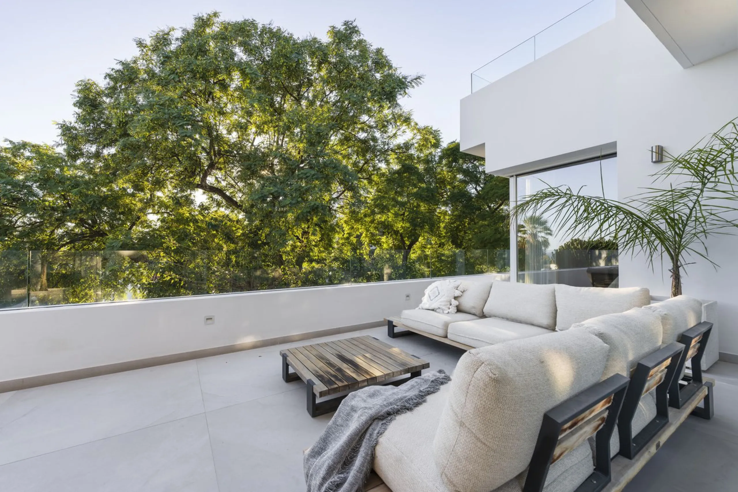 Modern Luxury in Lower Nueva Andalucía – An ideal family home!