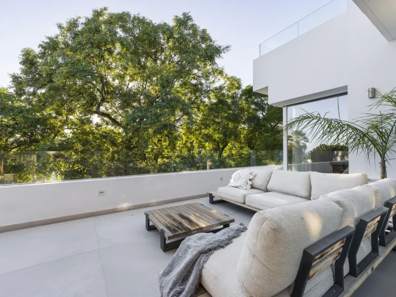 Modern Luxury in Lower Nueva Andalucía – An ideal family home!