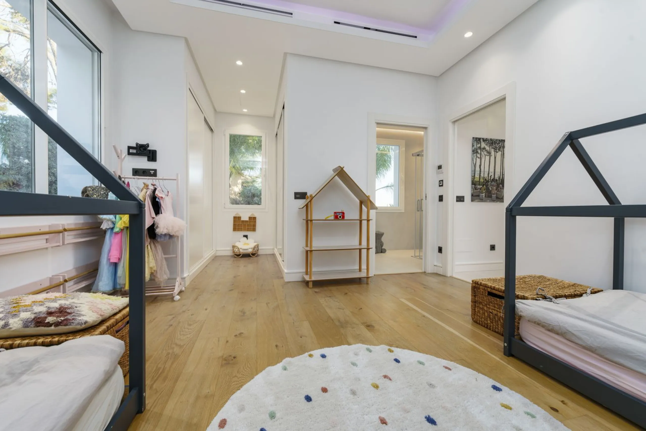 Modern Luxury in Lower Nueva Andalucía – An ideal family home!