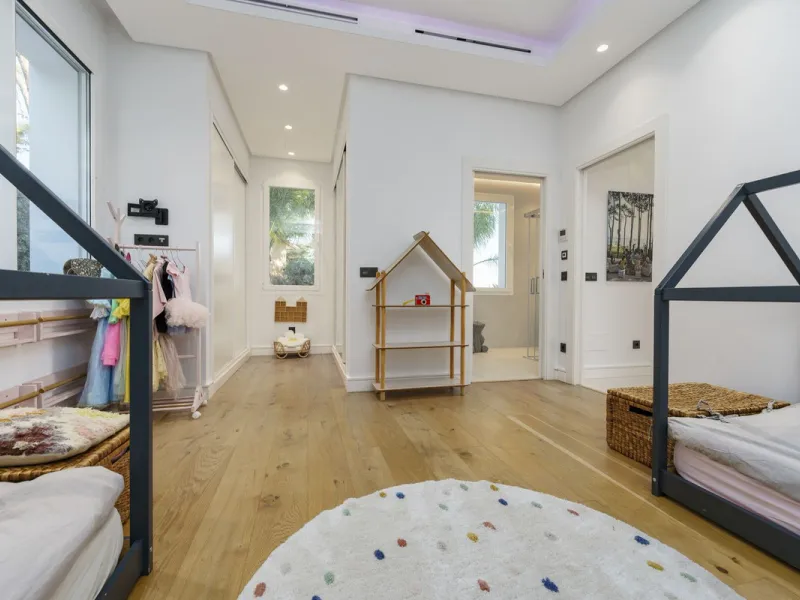 Modern Luxury in Lower Nueva Andalucía – An ideal family home!
