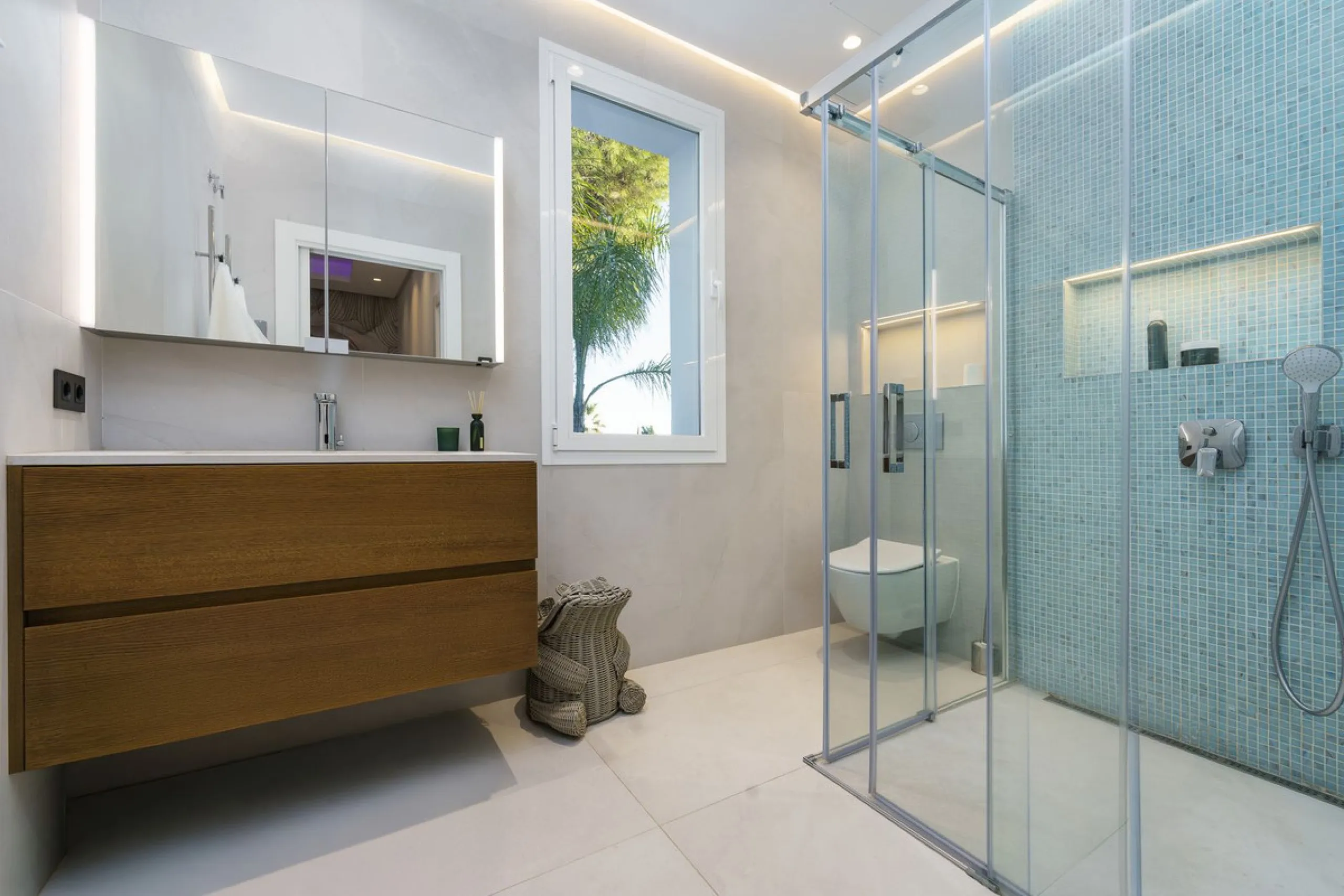Modern Luxury in Lower Nueva Andalucía – An ideal family home!