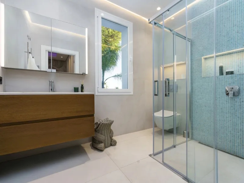 Modern Luxury in Lower Nueva Andalucía – An ideal family home!