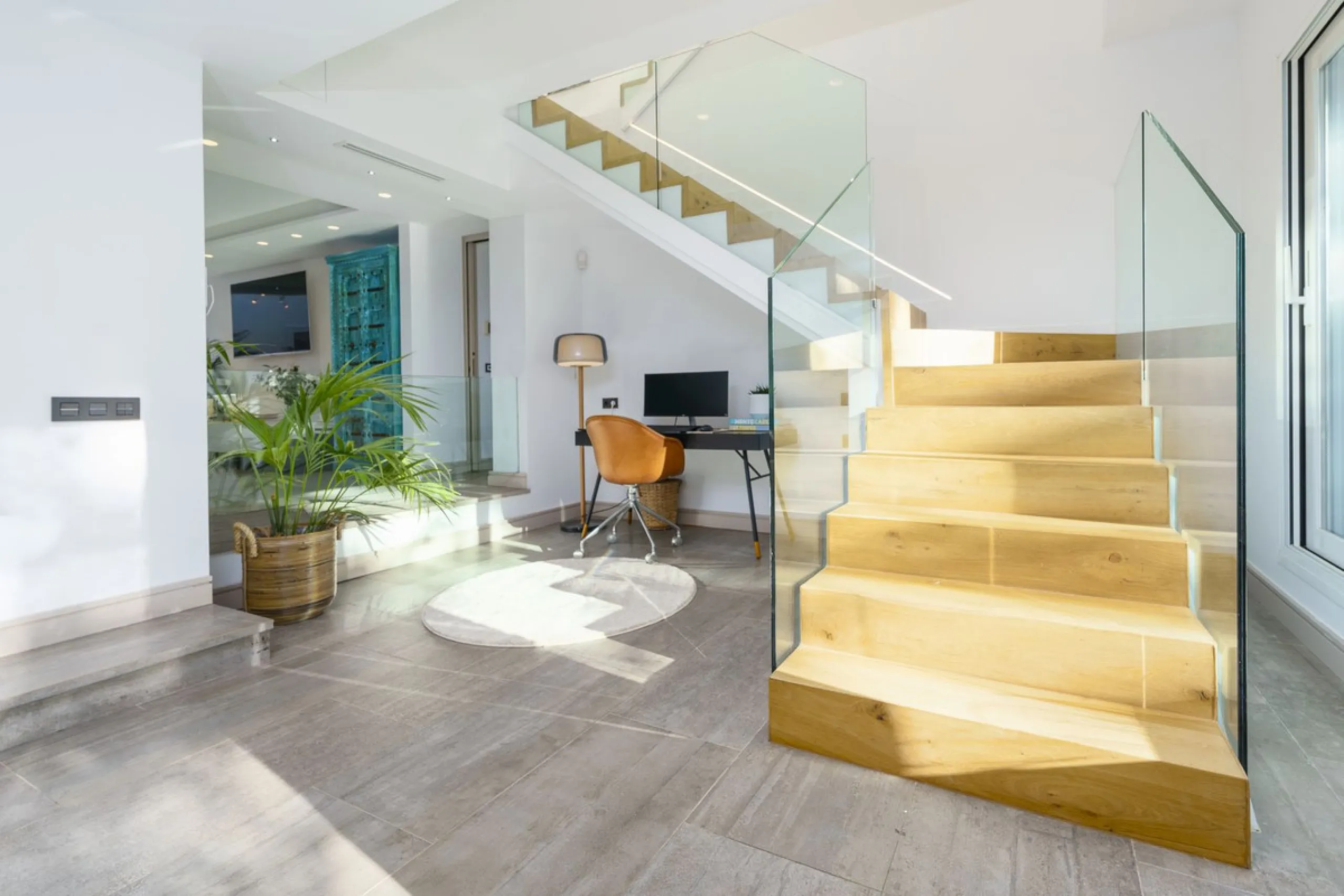 Modern Luxury in Lower Nueva Andalucía – An ideal family home!