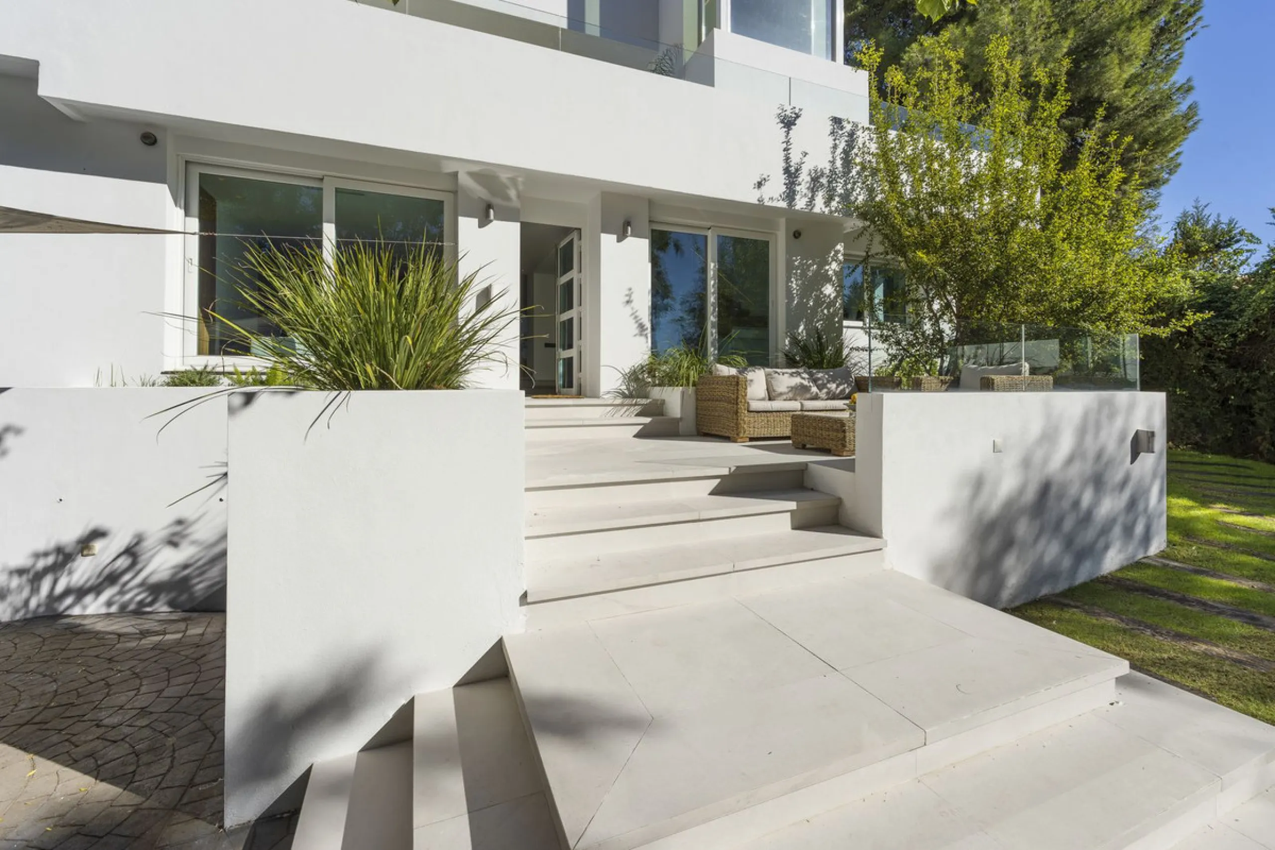 Modern Luxury in Lower Nueva Andalucía – An ideal family home!