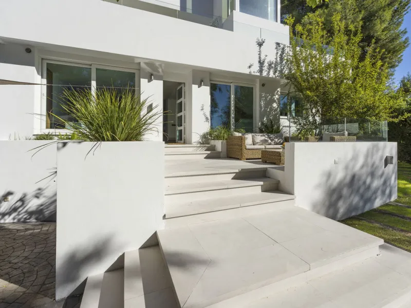 Modern Luxury in Lower Nueva Andalucía – An ideal family home!