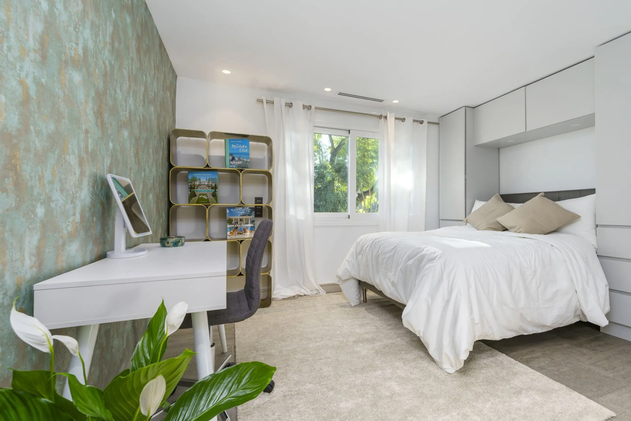 Modern Luxury in Lower Nueva Andalucía – An ideal family home!