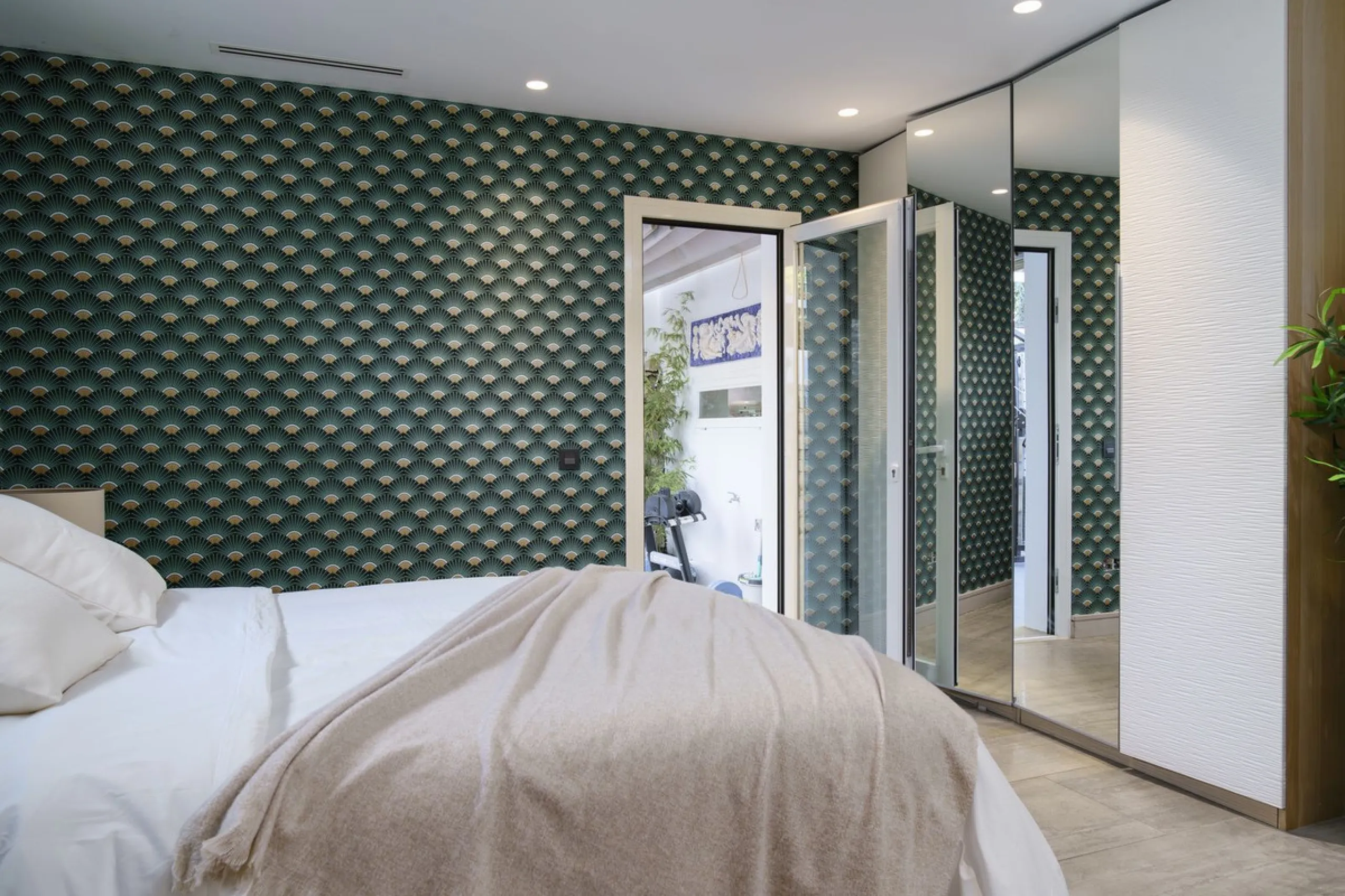 Modern Luxury in Lower Nueva Andalucía – An ideal family home!
