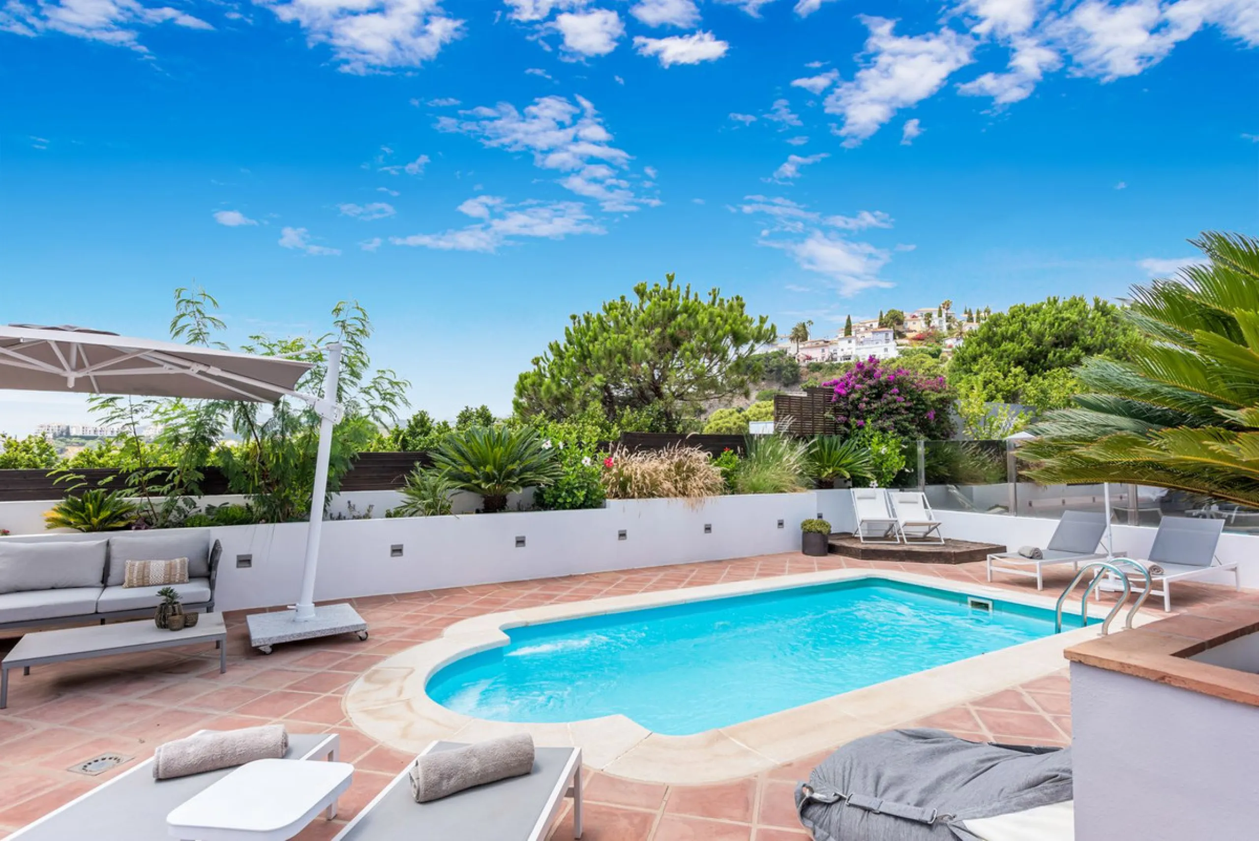 House - Townhouse в продаже в Benahavís, Málaga. В доме 5 спален и 6 ванных комнат. Площадь дома 308 м². Площадь участка 181 м²