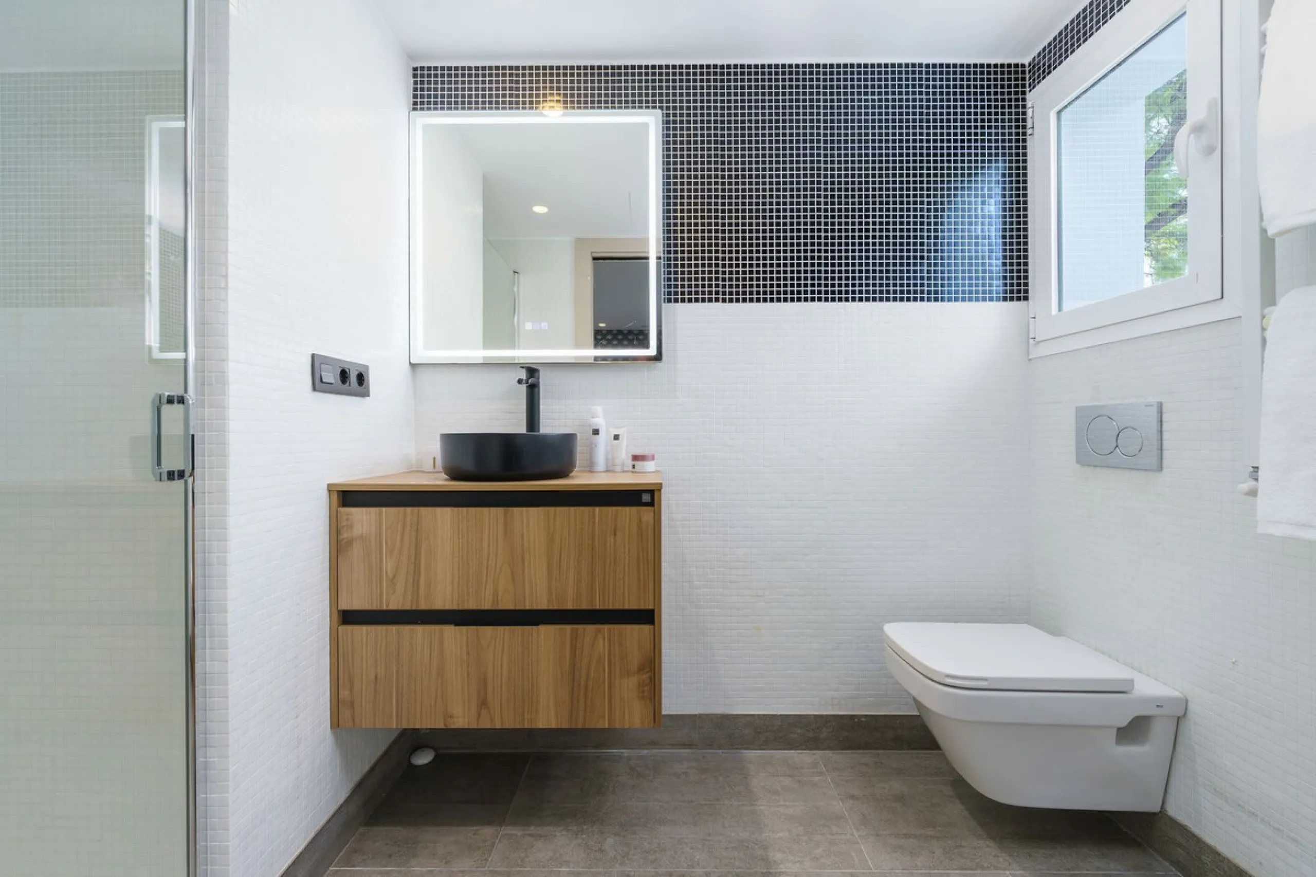 Modern Luxury in Lower Nueva Andalucía – An ideal family home!