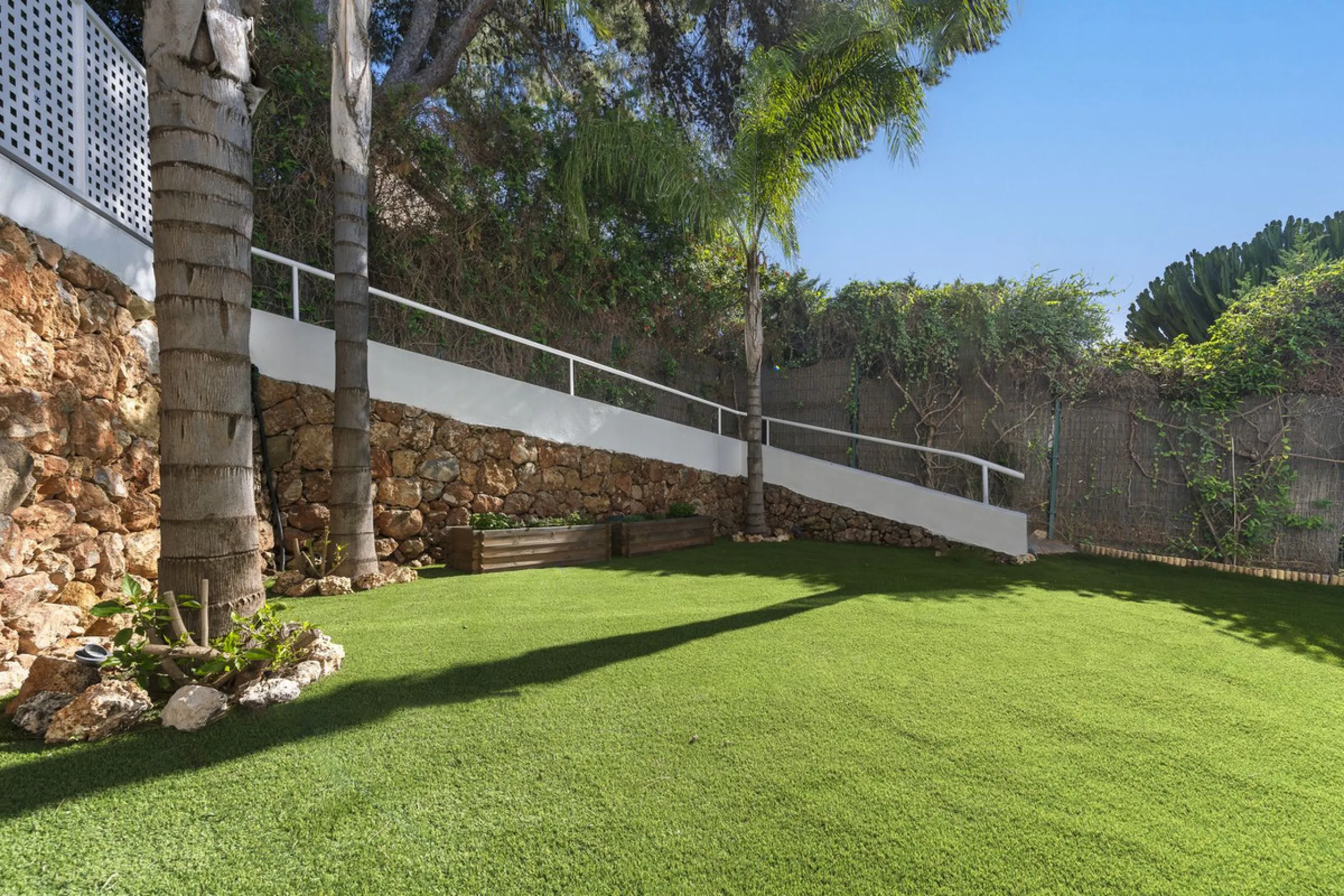 Modern Luxury in Lower Nueva Andalucía – An ideal family home!