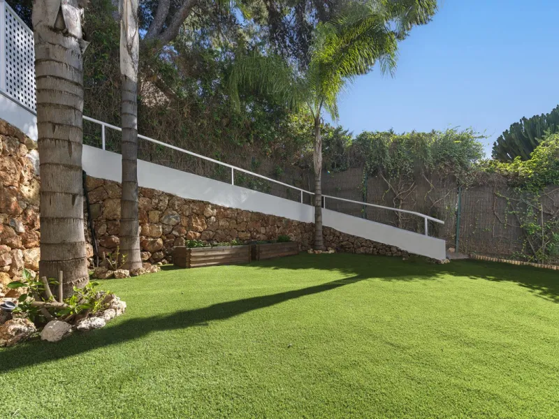 Modern Luxury in Lower Nueva Andalucía – An ideal family home!