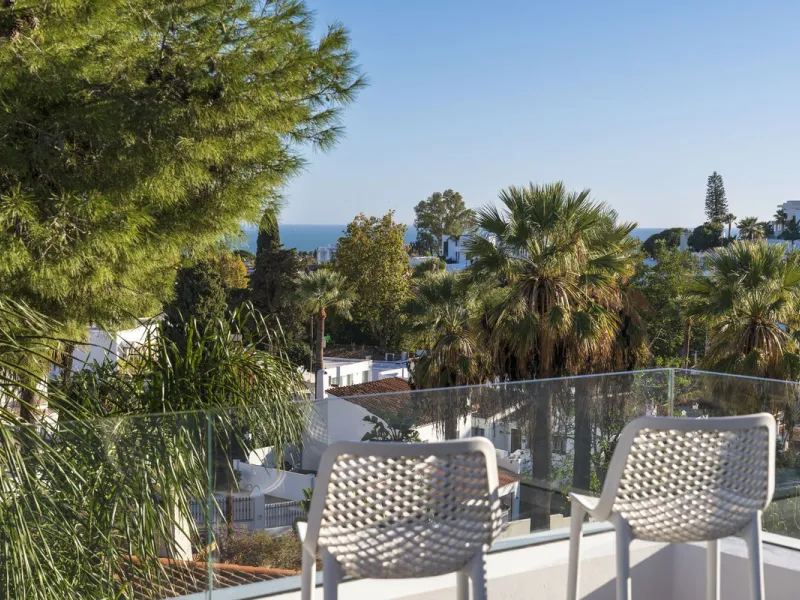 Modern Luxury in Lower Nueva Andalucía – An ideal family home!