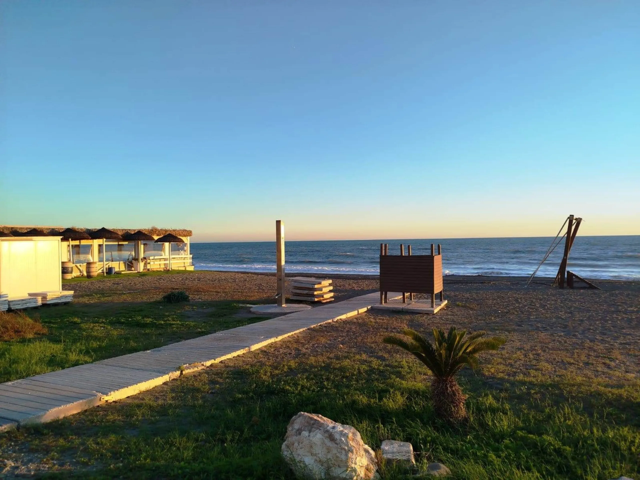 Discover your new beachfront home in Rincón de la Victoria! This charming semi-detached house, located in an exclusive complex of few homes, offers you the opportunity to live just 50 meters from the beach. With 197 m² built and 97 m² usable space distrib