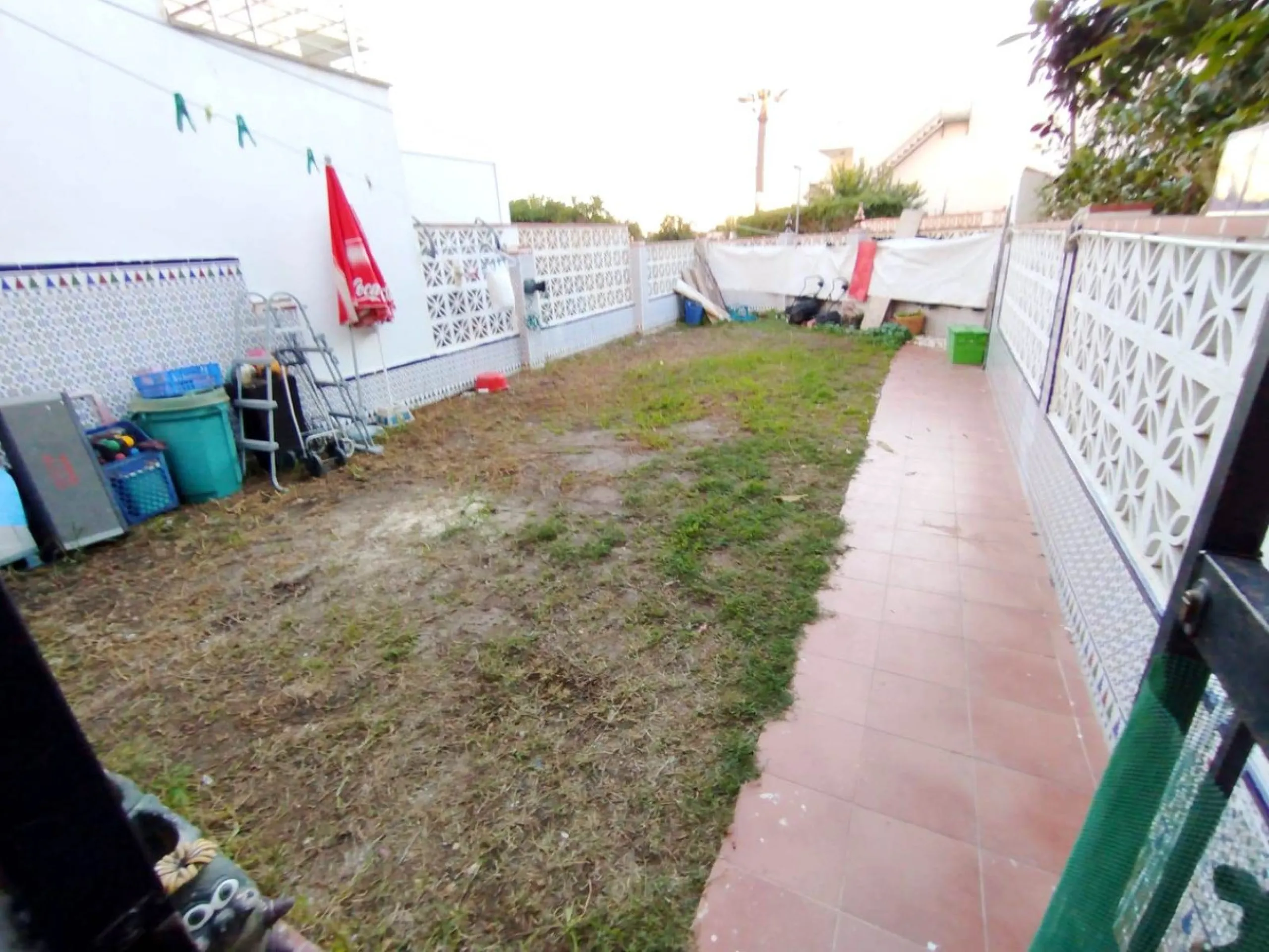 Discover your new beachfront home in Rincón de la Victoria! This charming semi-detached house, located in an exclusive complex of few homes, offers you the opportunity to live just 50 meters from the beach. With 197 m² built and 97 m² usable space distrib