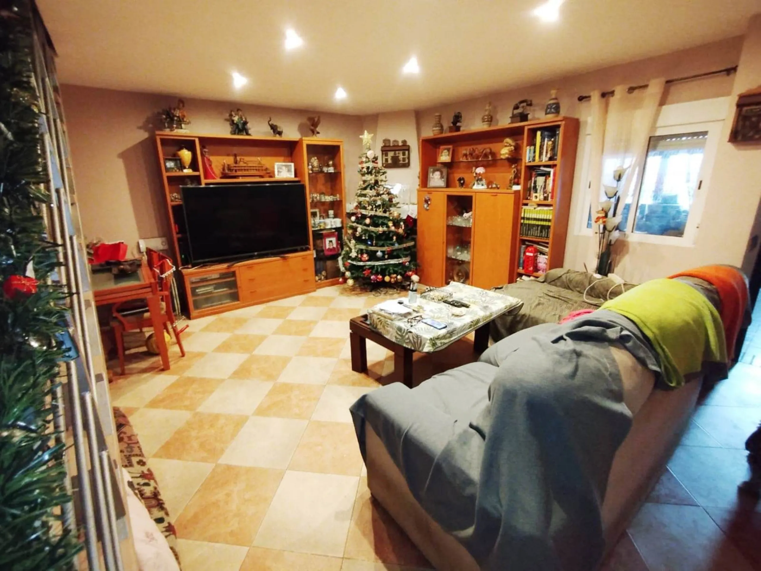 Discover your new beachfront home in Rincón de la Victoria! This charming semi-detached house, located in an exclusive complex of few homes, offers you the opportunity to live just 50 meters from the beach. With 197 m² built and 97 m² usable space distrib