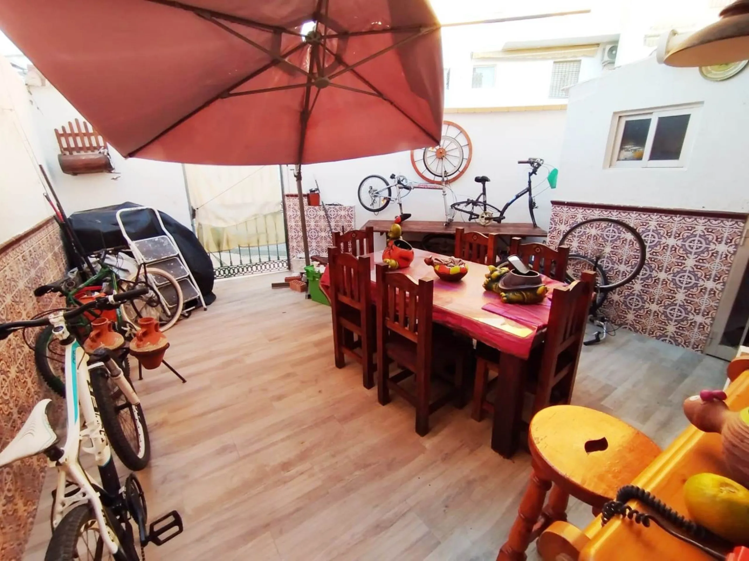Discover your new beachfront home in Rincón de la Victoria! This charming semi-detached house, located in an exclusive complex of few homes, offers you the opportunity to live just 50 meters from the beach. With 197 m² built and 97 m² usable space distrib
