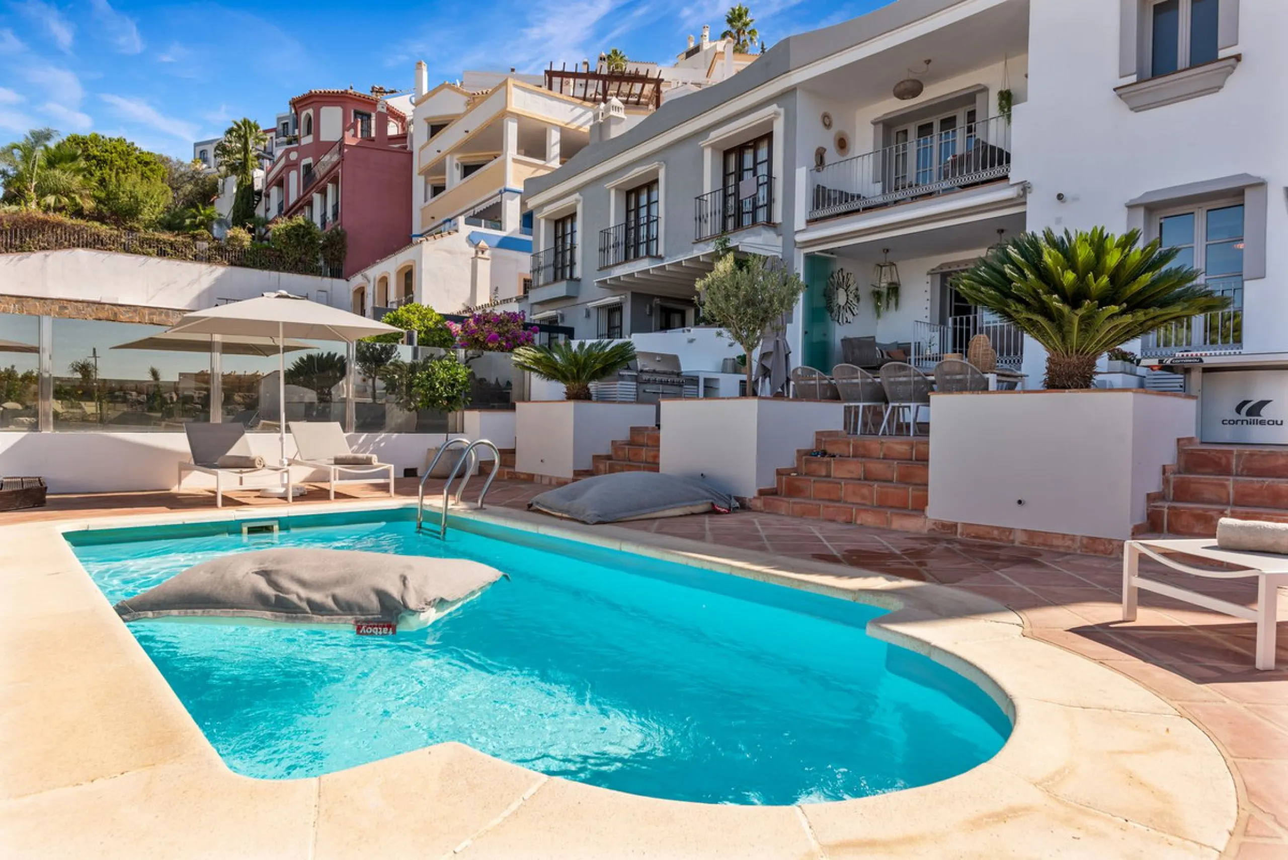 House - Townhouse в продаже в Benahavís, Málaga. В доме 5 спален и 6 ванных комнат. Площадь дома 308 м². Площадь участка 181 м²
