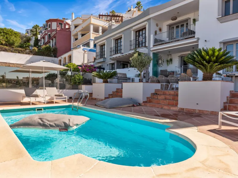House - Townhouse в продаже в Benahavís, Málaga. В доме 5 спален и 6 ванных комнат. Площадь дома 308 м². Площадь участка 181 м²