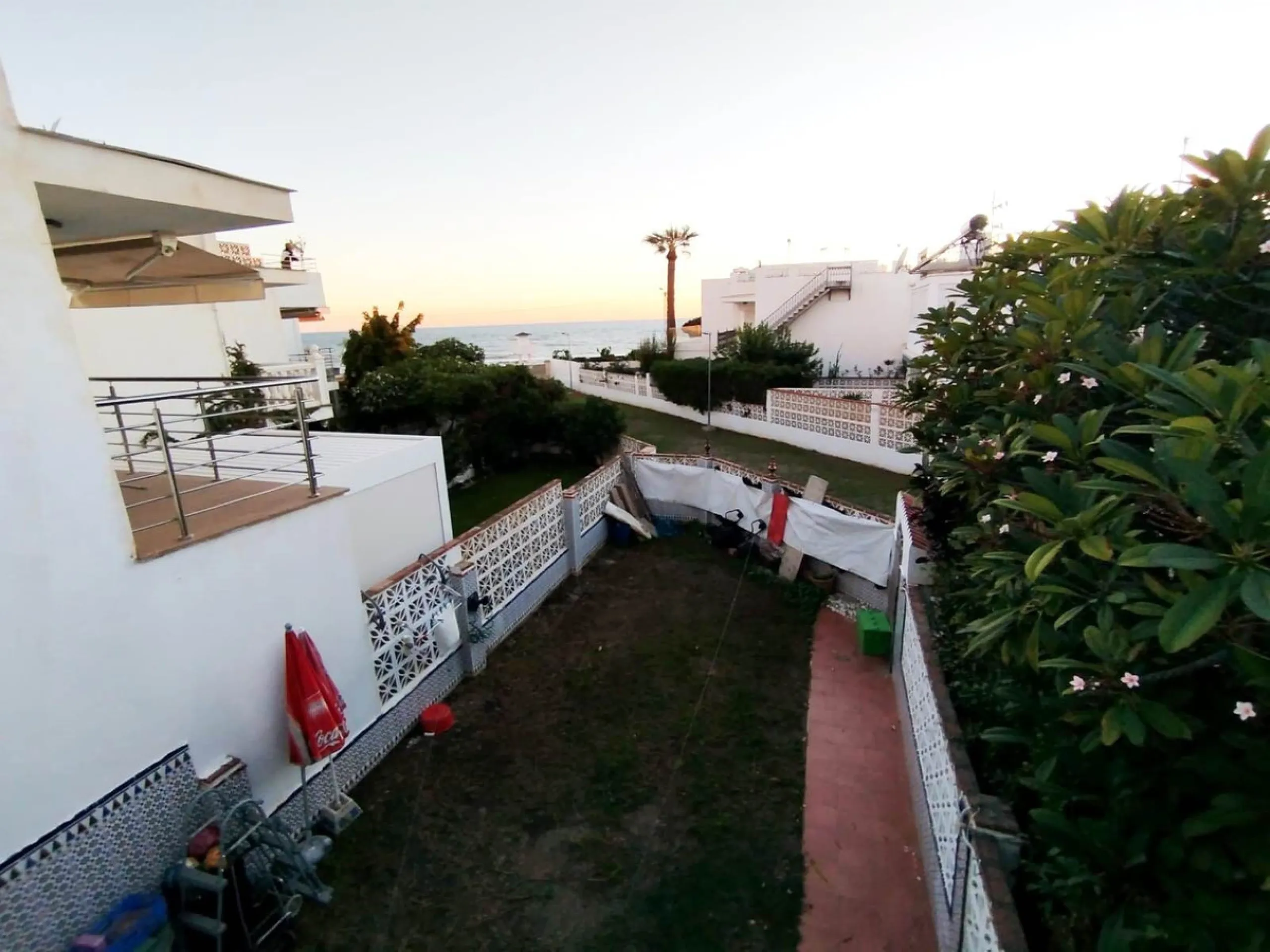 Discover your new beachfront home in Rincón de la Victoria! This charming semi-detached house, located in an exclusive complex of few homes, offers you the opportunity to live just 50 meters from the beach. With 197 m² built and 97 m² usable space distrib
