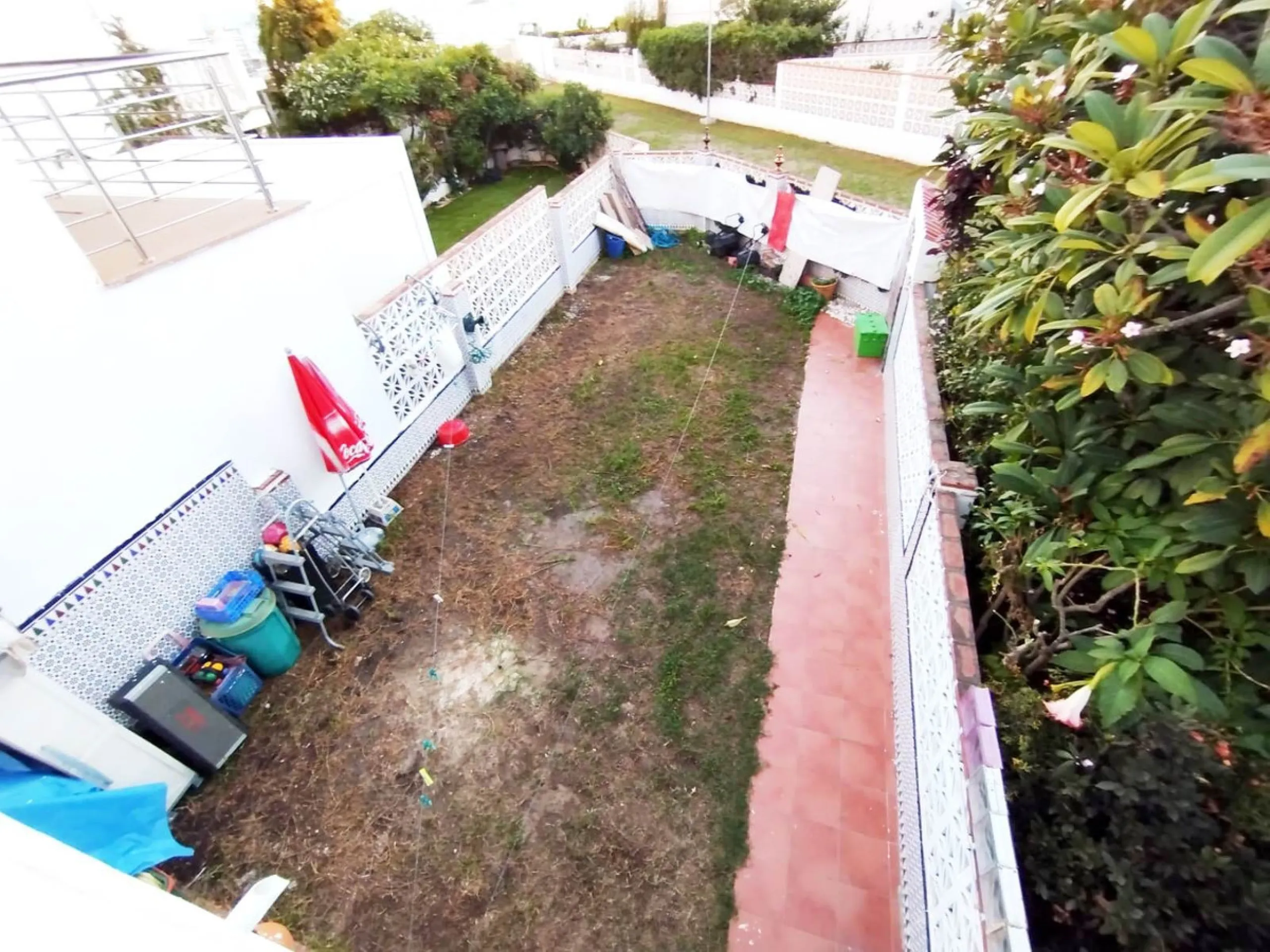Discover your new beachfront home in Rincón de la Victoria! This charming semi-detached house, located in an exclusive complex of few homes, offers you the opportunity to live just 50 meters from the beach. With 197 m² built and 97 m² usable space distrib