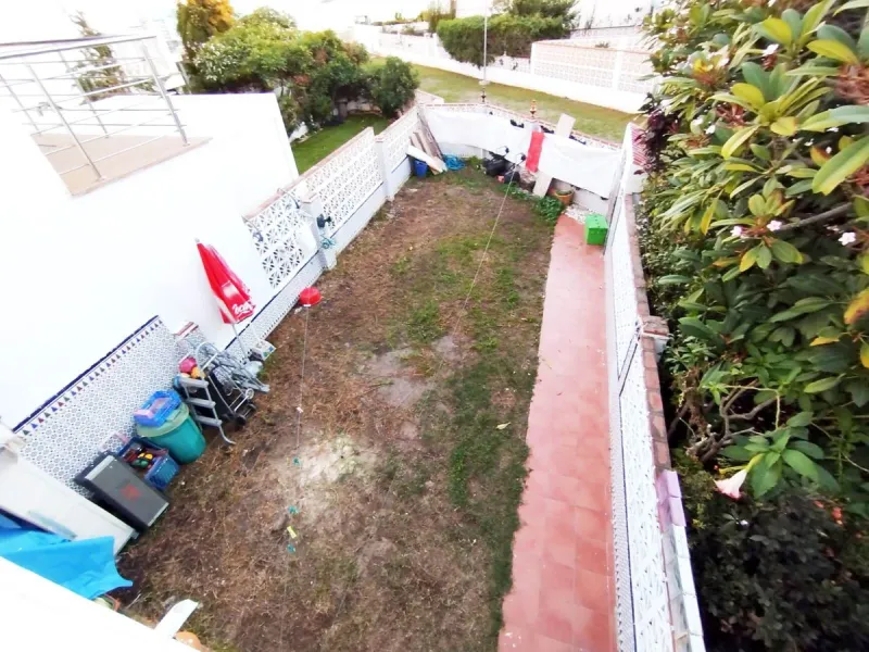 Discover your new beachfront home in Rincón de la Victoria! This charming semi-detached house, located in an exclusive complex of few homes, offers you the opportunity to live just 50 meters from the beach. With 197 m² built and 97 m² usable space distrib
