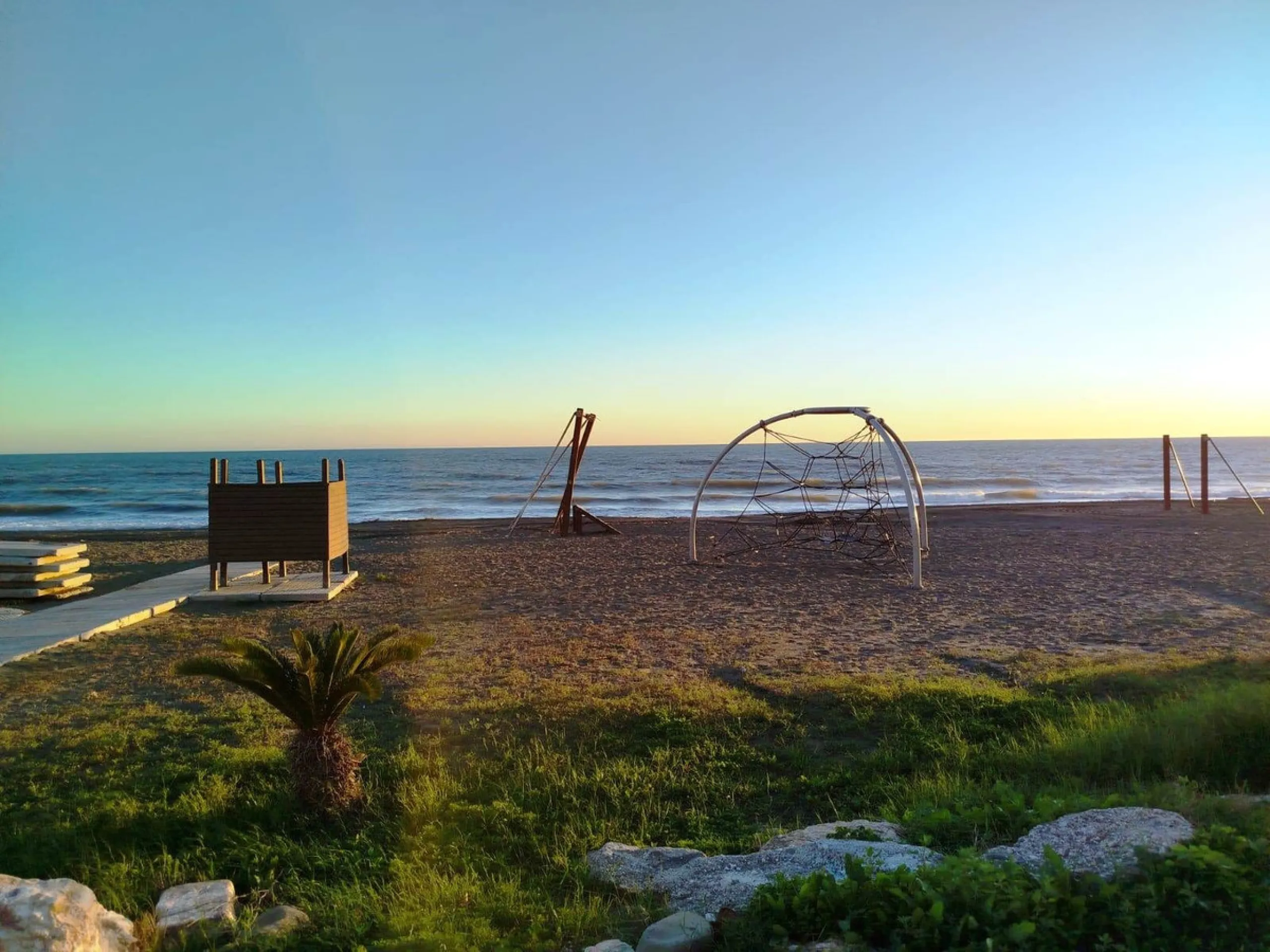 Discover your new beachfront home in Rincón de la Victoria! This charming semi-detached house, located in an exclusive complex of few homes, offers you the opportunity to live just 50 meters from the beach. With 197 m² built and 97 m² usable space distrib