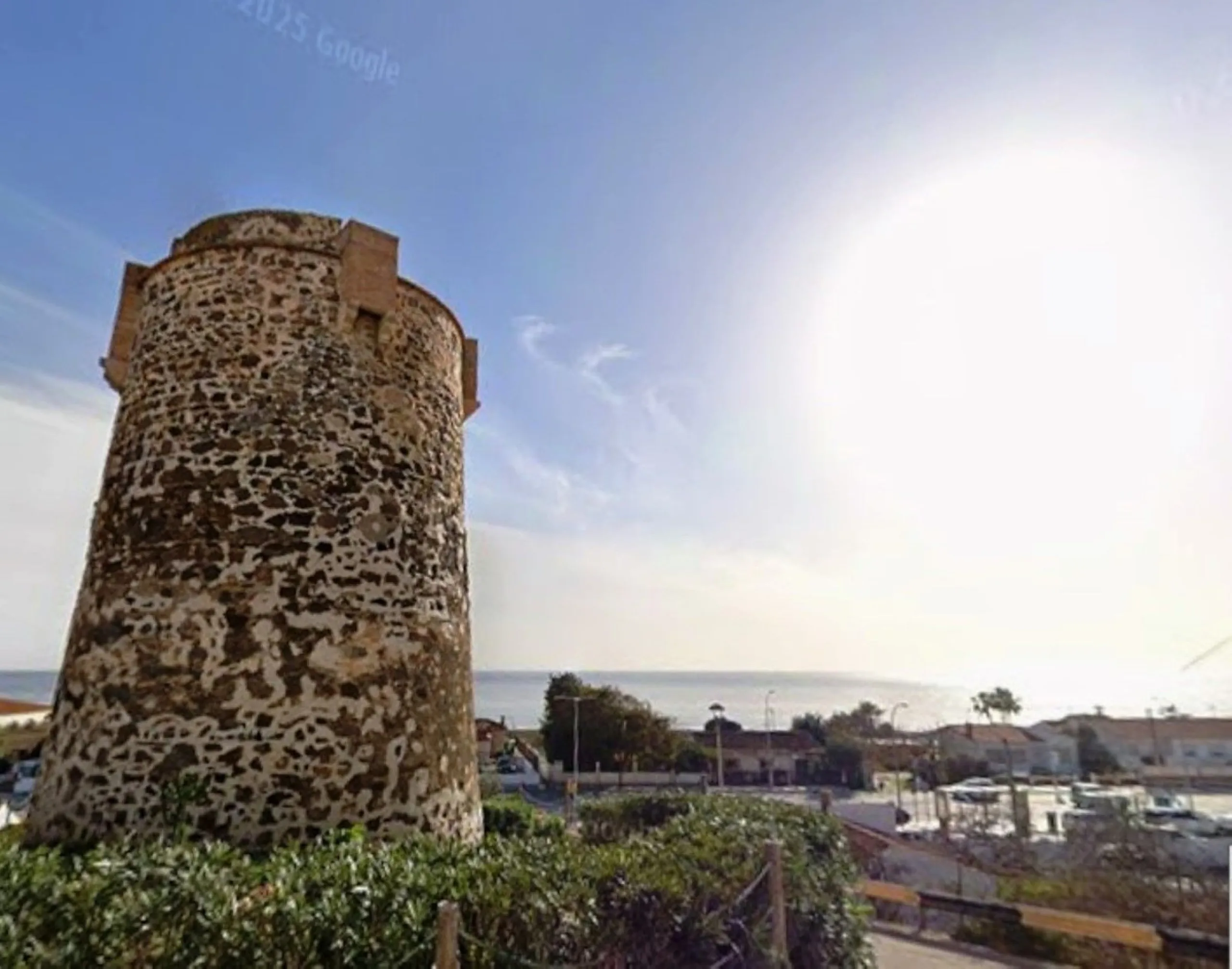 Discover your new beachfront home in Rincón de la Victoria! This charming semi-detached house, located in an exclusive complex of few homes, offers you the opportunity to live just 50 meters from the beach. With 197 m² built and 97 m² usable space distrib