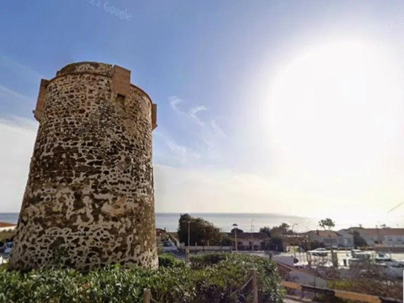 Discover your new beachfront home in Rincón de la Victoria! This charming semi-detached house, located in an exclusive complex of few homes, offers you the opportunity to live just 50 meters from the beach. With 197 m² built and 97 m² usable space distrib