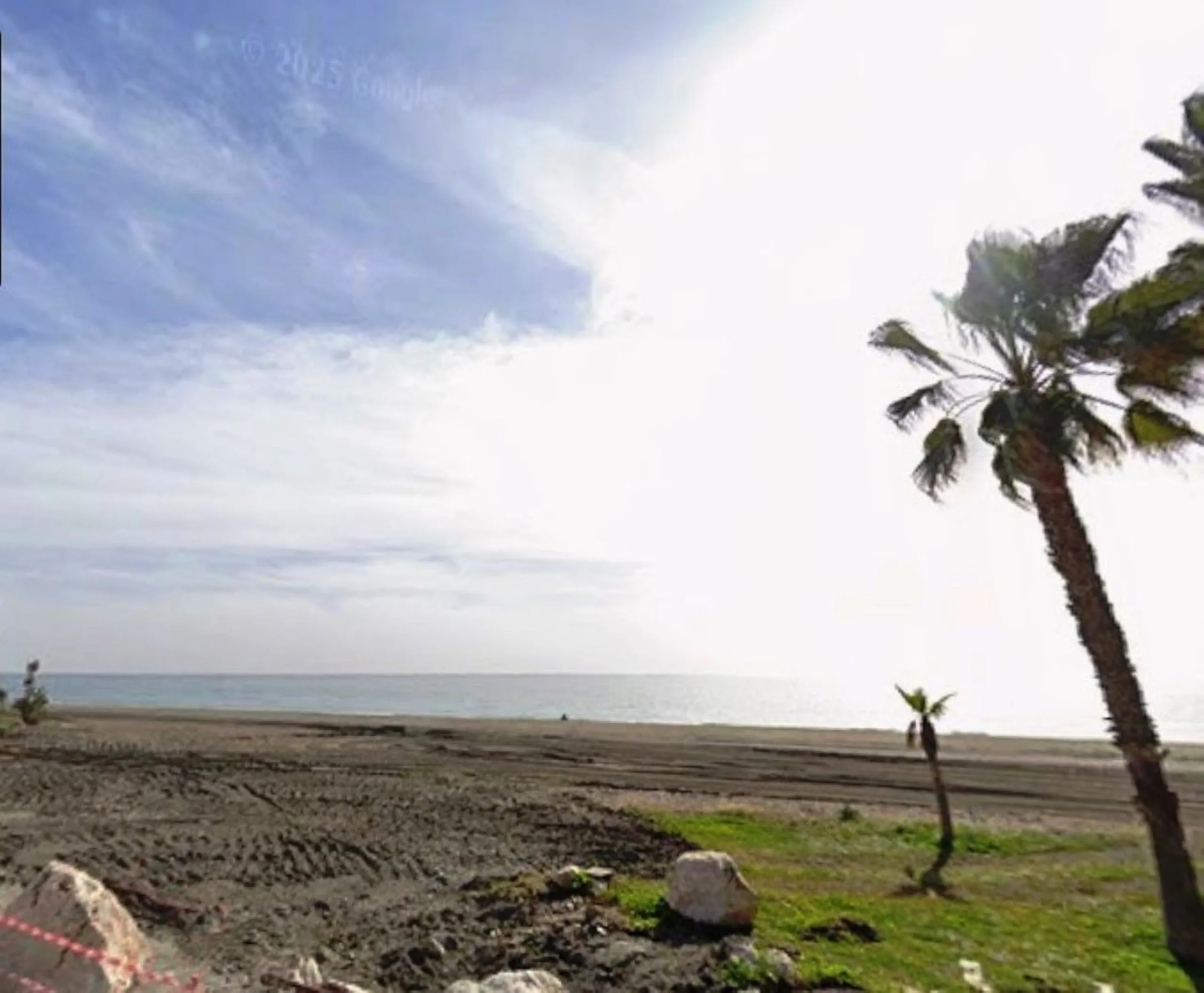 Discover your new beachfront home in Rincón de la Victoria! This charming semi-detached house, located in an exclusive complex of few homes, offers you the opportunity to live just 50 meters from the beach. With 197 m² built and 97 m² usable space distrib