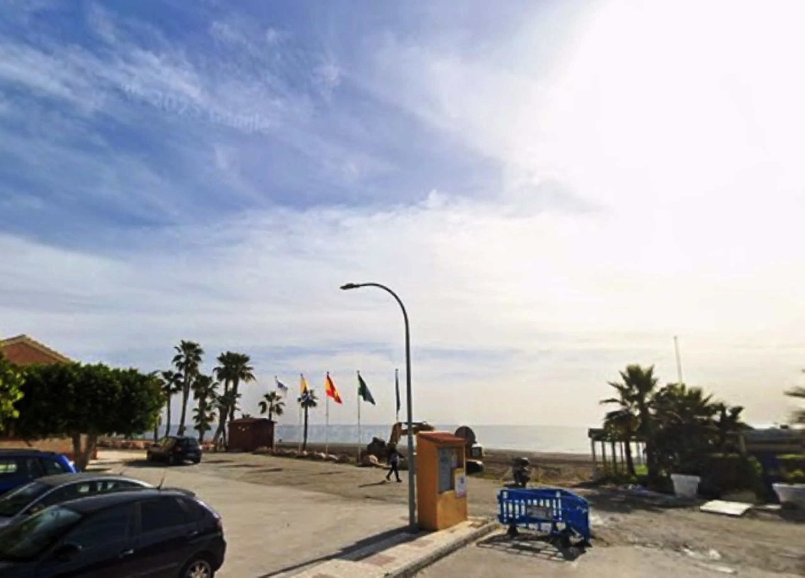 Discover your new beachfront home in Rincón de la Victoria! This charming semi-detached house, located in an exclusive complex of few homes, offers you the opportunity to live just 50 meters from the beach. With 197 m² built and 97 m² usable space distrib